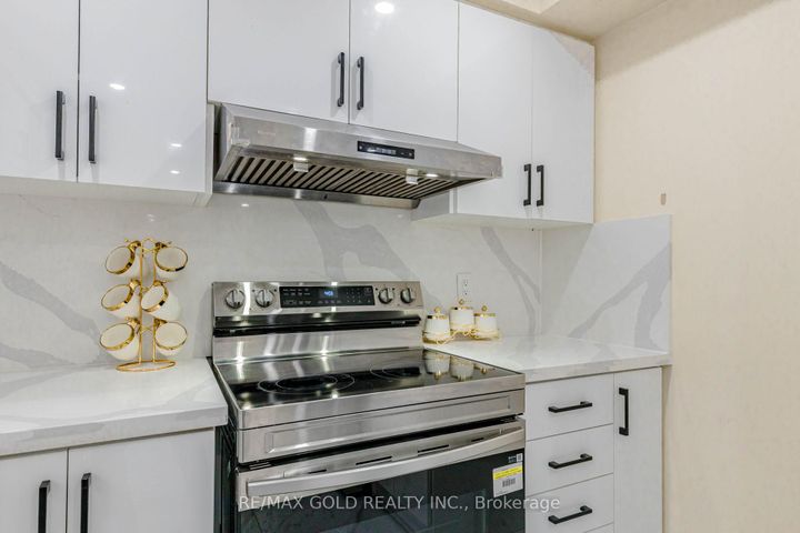 Photo 20 at 23 Wild Indigo Crescent, Wellington, Brampton