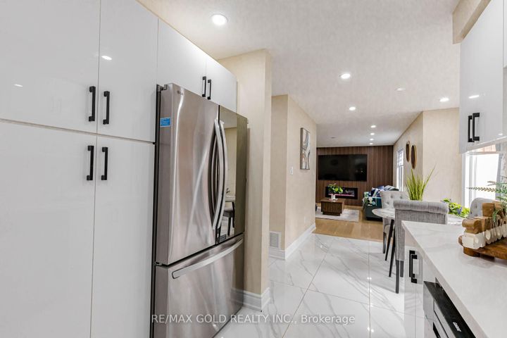 Photo 21 at 23 Wild Indigo Crescent, Wellington, Brampton