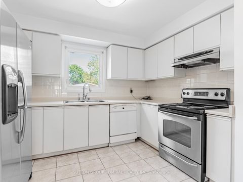 Photo 9 at 98 Rosedale Heights Drive, Uplands, Vaughan