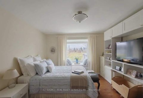 Photo 2 at 27 Kathrose Drive, Pleasant View, Toronto