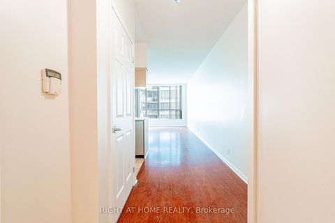 Photo 2 at 918 - 230 Queens Quay W, Waterfront Communities C1, Toronto