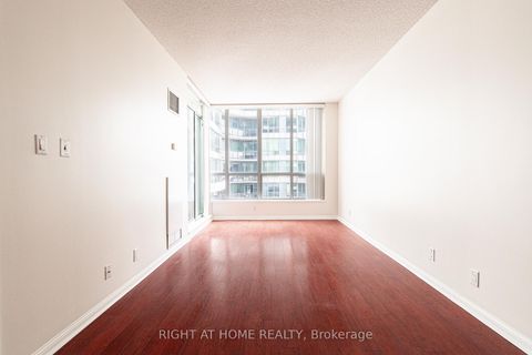 Photo 11 at 918 - 230 Queens Quay W, Waterfront Communities C1, Toronto