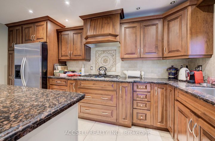 Photo 3 at 600 Highvalley Road, Ancaster, Hamilton