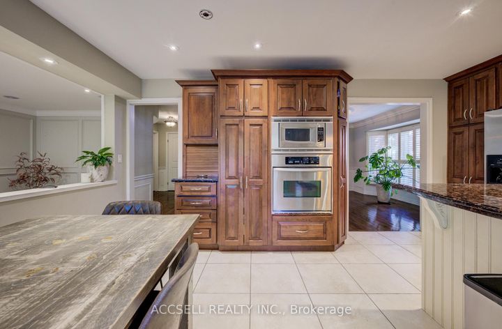 Photo 4 at 600 Highvalley Road, Ancaster, Hamilton