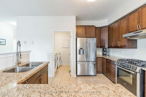 Photo 4 at 33 Auburn Court, Ardagh, Barrie