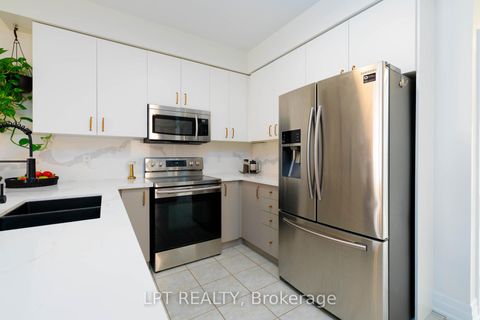 Photo 9 at 16 Bardawill Avenue, Keswick South, Georgina