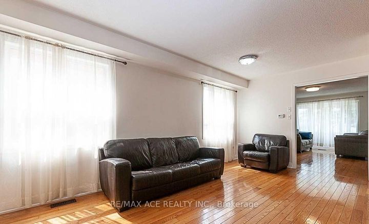 Photo 4 at 36 Mauve Drive, Bram East, Brampton