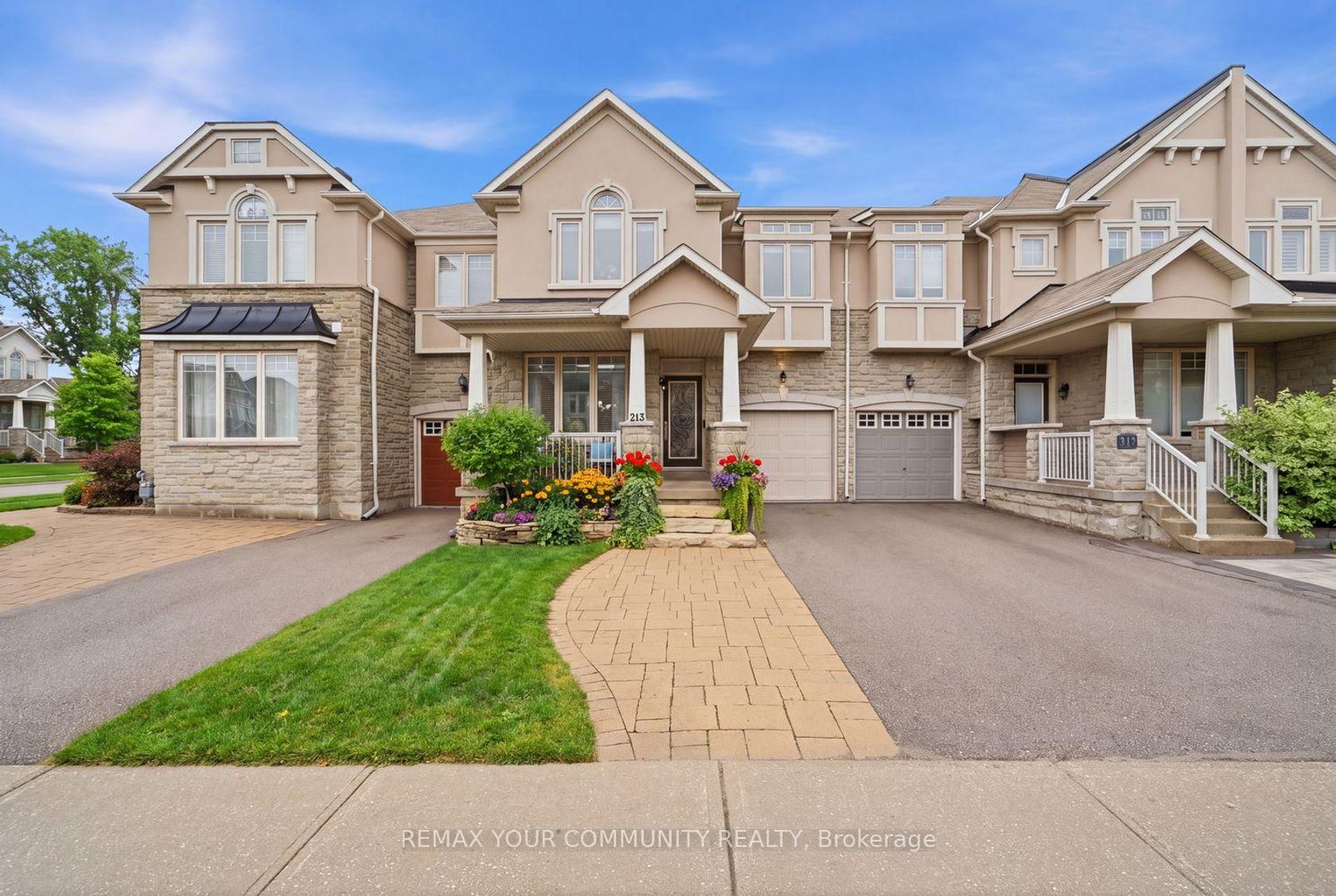 213 Shirrick Drive, Jefferson, Richmond Hill photo number 2