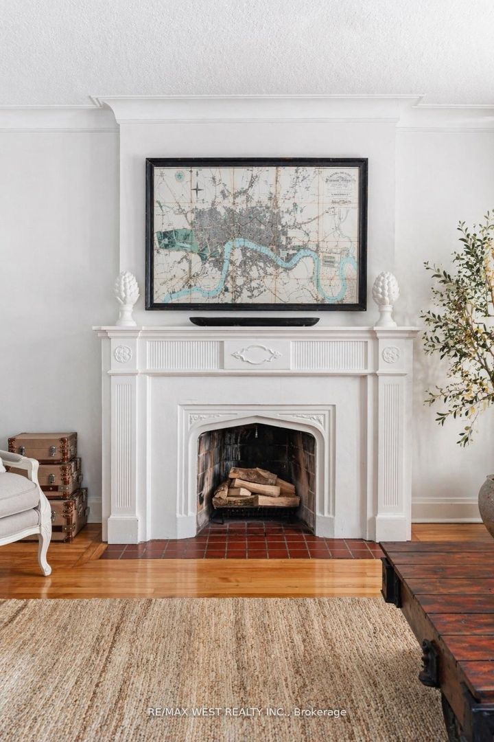 Photo 2 at 3 Glenroy Avenue, Queensway, Toronto