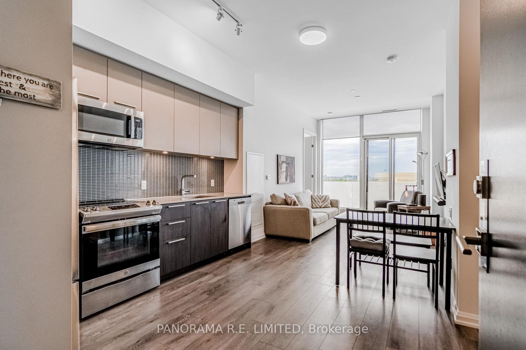 802 - 4208 Dundas Street W, Humber Valley, Toronto photo number 2