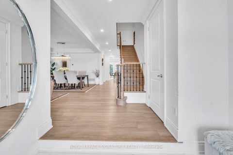 Photo 2 at 17 Roderick Court, Jefferson, Richmond Hill