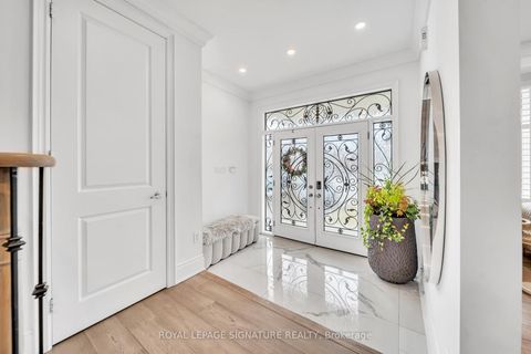 Photo 3 at 17 Roderick Court, Jefferson, Richmond Hill