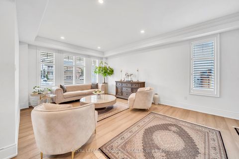 Photo 4 at 17 Roderick Court, Jefferson, Richmond Hill