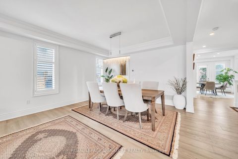 Photo 7 at 17 Roderick Court, Jefferson, Richmond Hill