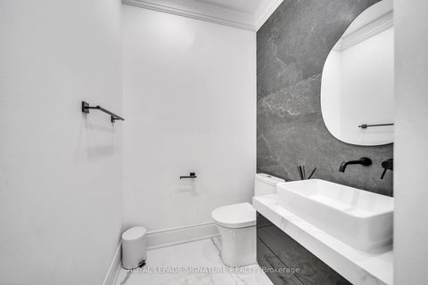 Photo 11 at 17 Roderick Court, Jefferson, Richmond Hill