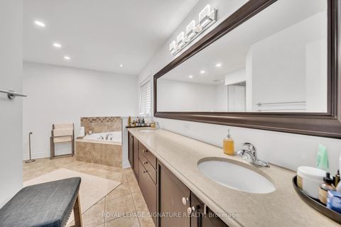 Photo 31 at 17 Roderick Court, Jefferson, Richmond Hill