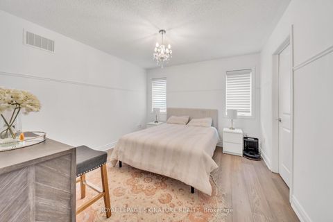 Photo 34 at 17 Roderick Court, Jefferson, Richmond Hill