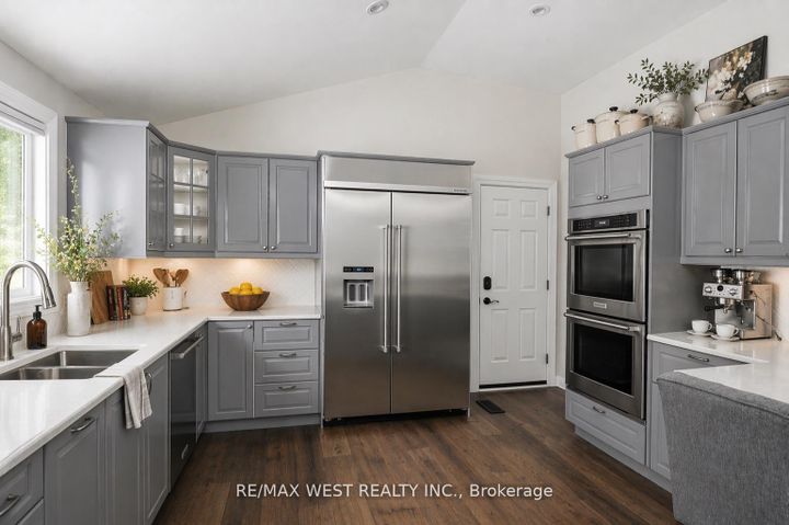 Photo 2 at 26 Hostein Drive, Ancaster, Hamilton