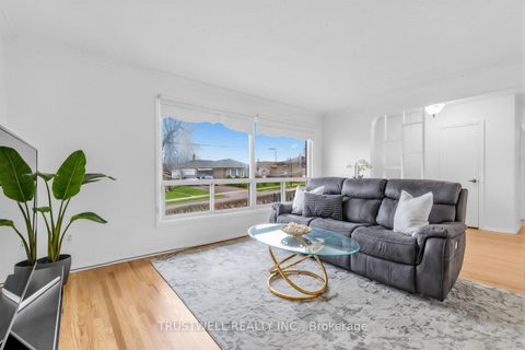 Photo 2 at 2 Del Ria Road, Maple Leaf, Toronto