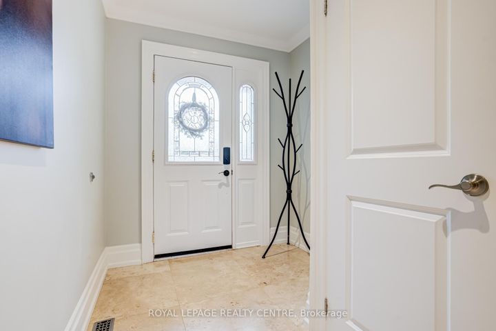 Photo 2 at 2590 Bromsgrove Road, Clarkson, Mississauga