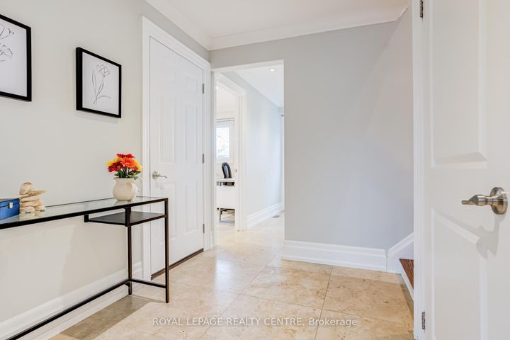 Photo 4 at 2590 Bromsgrove Road, Clarkson, Mississauga