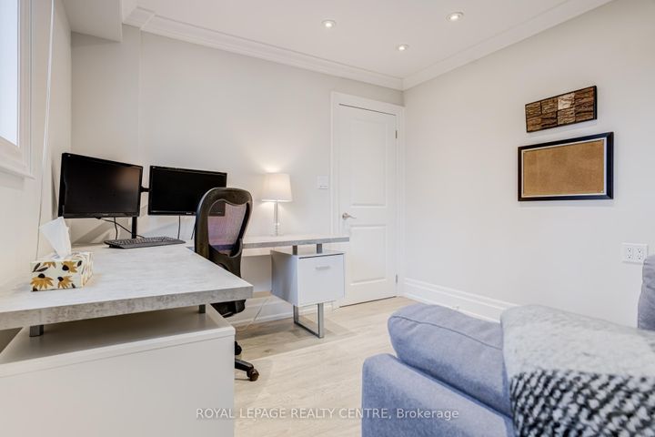 Photo 7 at 2590 Bromsgrove Road, Clarkson, Mississauga