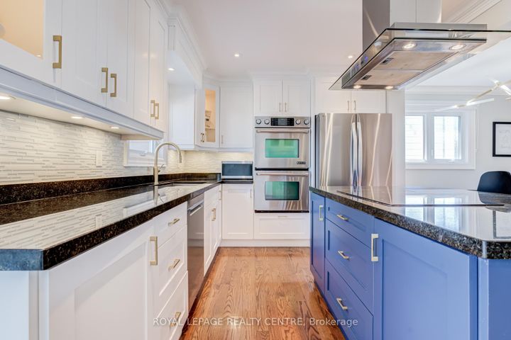 Photo 12 at 2590 Bromsgrove Road, Clarkson, Mississauga