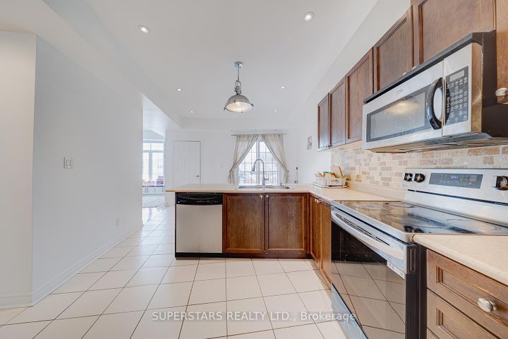 Photo 9 at 22 - 30 Greensborough Village Circle, Greensborough, Markham