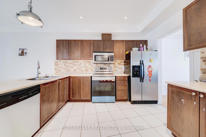 Photo 10 at 22 - 30 Greensborough Village Circle, Greensborough, Markham