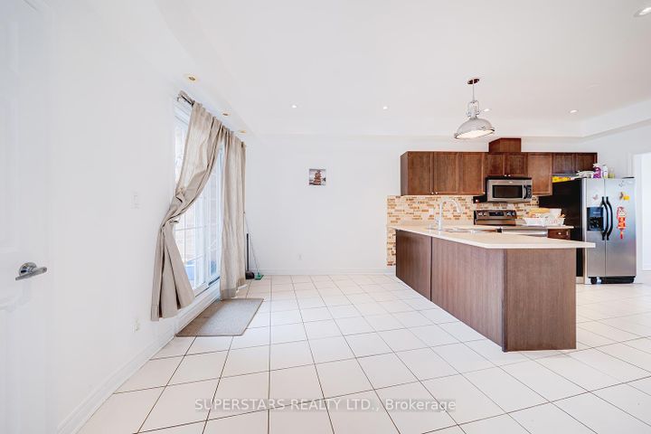 Photo 11 at 22 - 30 Greensborough Village Circle, Greensborough, Markham