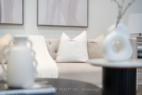 Photo 4 at 61 Ross Vennare Crescent, Kleinburg, Vaughan