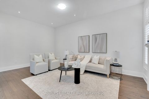 Photo 5 at 61 Ross Vennare Crescent, Kleinburg, Vaughan