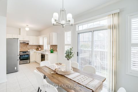 Photo 11 at 6 Levellands Crescent, Langstaff, Richmond Hill