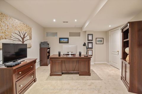 Photo 22 at 140 Kingsbridge Circle, Beverley Glen, Vaughan