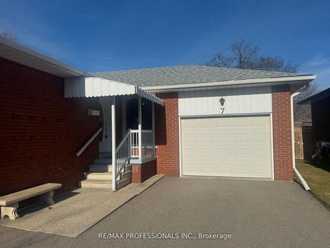 Photo 3 at 7 Pettit Drive, Richview, Toronto