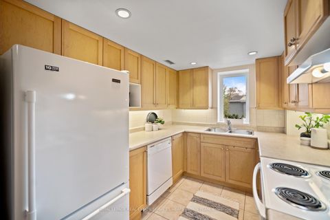 Photo 10 at 201 - 645 Millwood Road, Mount Pleasant East, Toronto