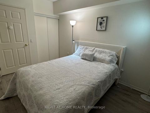 Photo 4 at 212 - 7378 Yonge Street, Yorkhill, Vaughan