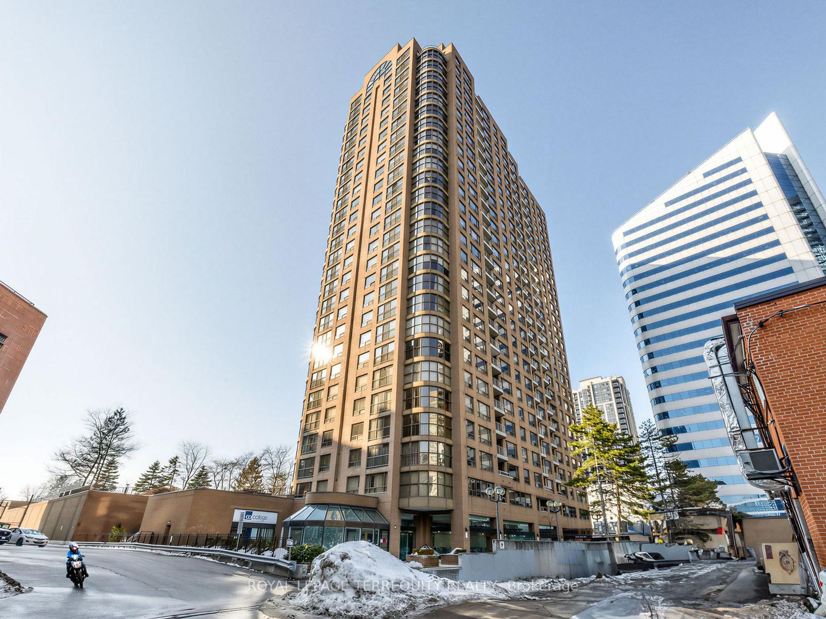 1708 - 100 Upper Madison Avenue, Westgate, Toronto 