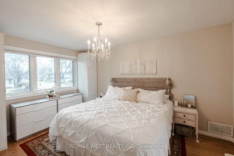 Photo 15 at 17 Saybrook Avenue, Queensway, Toronto