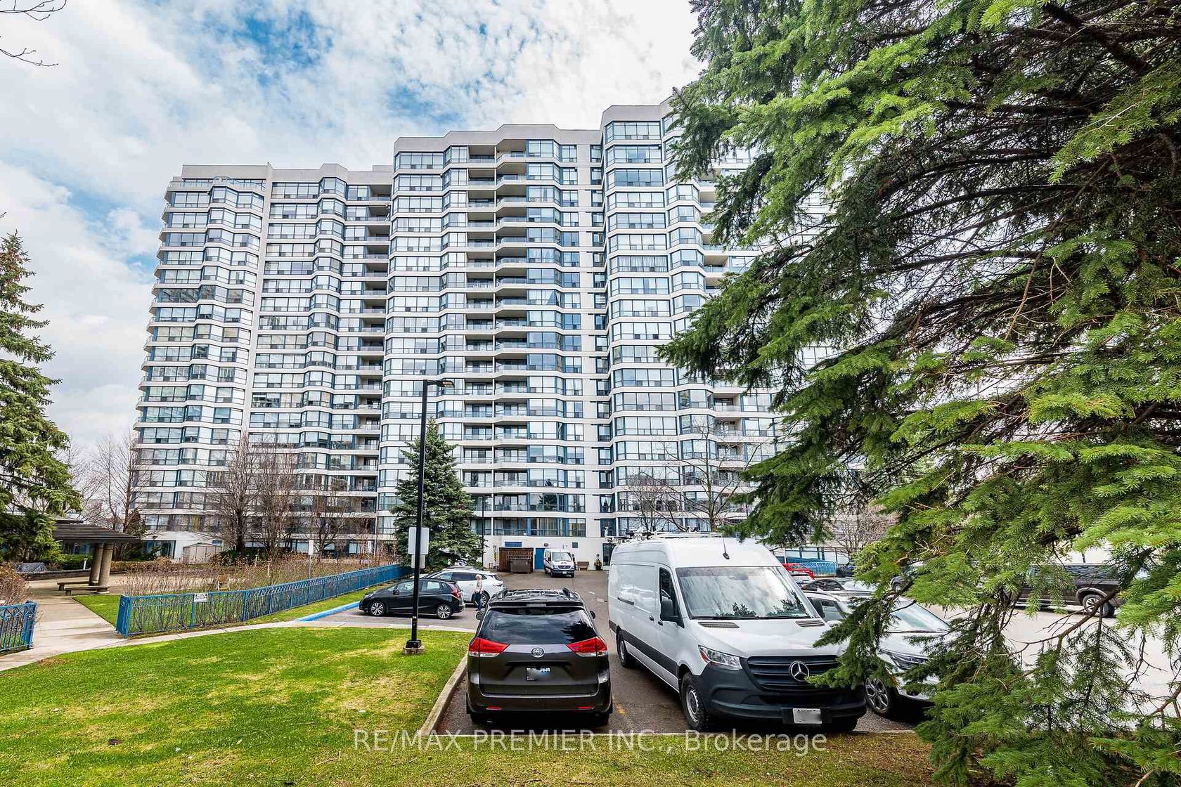 1412 - 7300 Yonge Street, Yorkhill, Vaughan photo number 2