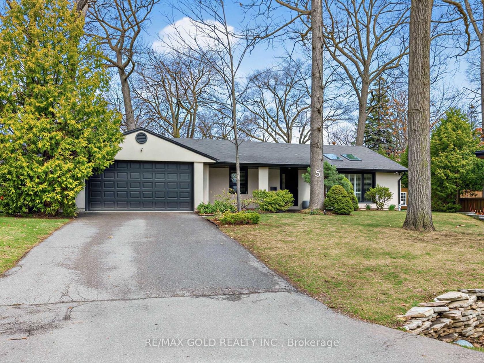 5 Crediton Court, Rosethorn, Toronto photo 3