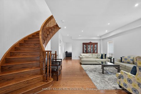 Photo 4 at 60 Wolfson Crescent, Oak Ridges Lake Wilcox, Richmond Hill
