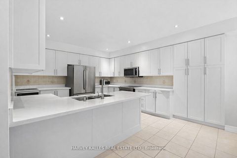 Photo 15 at 60 Wolfson Crescent, Oak Ridges Lake Wilcox, Richmond Hill