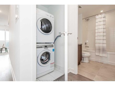 Photo 13 at 418 - 501 St Clair Avenue W, Casa Loma, Toronto