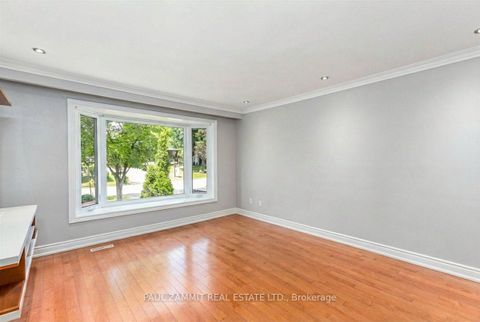 Photo 3 at 47 Ladyslipper Court, Bayview Glen, Markham