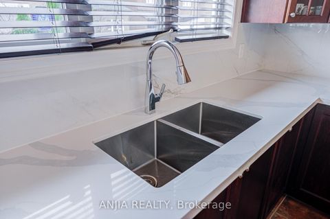 Photo 15 at 6 Linsmary Court, Greensborough, Markham