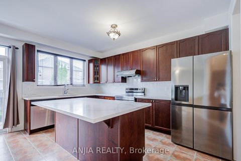Photo 18 at 6 Linsmary Court, Greensborough, Markham