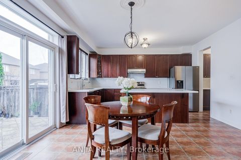 Photo 19 at 6 Linsmary Court, Greensborough, Markham