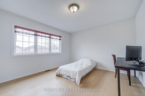 Photo 35 at 6 Linsmary Court, Greensborough, Markham