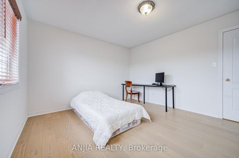 Photo 36 at 6 Linsmary Court, Greensborough, Markham